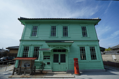 【旧郵便局舎】 大正12年築の旧辻川郵便局舎の2階を、客室としてリノベーションしました。