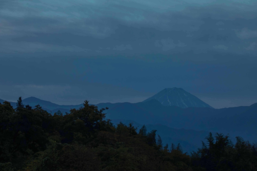 【施設周辺】正面玄関を出てすぐの広場から少しだけ富士山を望むことができます