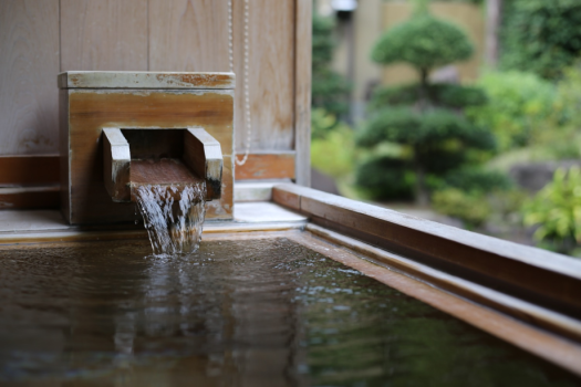 【本館庭園露天風呂付き和洋室】テラスには源泉掛け流しの露天風呂をご用意