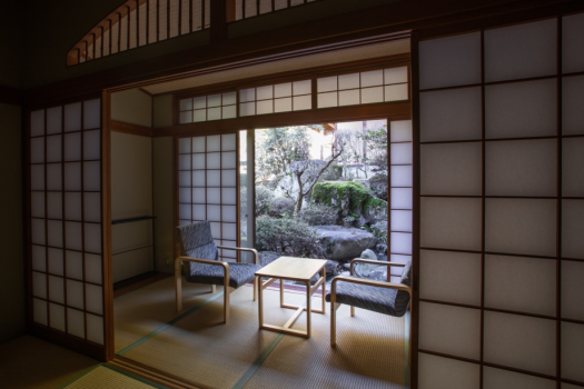 本館和室10畳【撫子】広縁からは庭園が望めます。庭園の鴨が遊びに来る事も