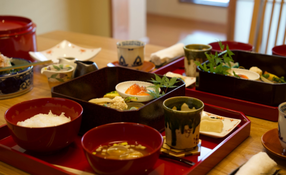 【朝食一例】ご朝食も地元食材に拘った料理長のやさしいお料理が並びます