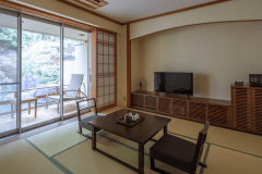 【本館庭園露天風呂付き和洋室】落ち着いた色調で統一された和室とツインルーム