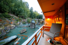 【本館庭園露天風呂付き和洋室】露天風呂からは池の鯉や水浴びする鴨の姿に癒されながら温泉三昧