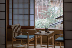 本館和室10畳【帯那】広縁からの眺め、秋には紅葉が愉します