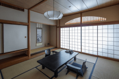 本館和室10畳【水晶・乙女】窓を開け放てば四季折々の風情を愛でる庭園が望めます