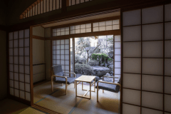 本館和室10畳【撫子】広縁からは庭園が望めます。庭園の鴨が遊びに来る事も