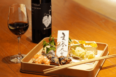 【茶料理 一例】「八寸」
食事処　懐石 まる喜では甲州産ワイン「まるき葡萄酒」を各種取り揃えております