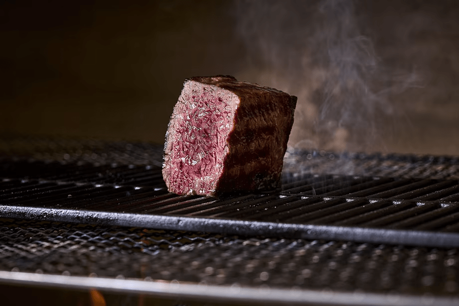 【スタンダードコース】メイン料理には熊野牛の希少部位を＜薪焼き＞でお楽しみ下さい。