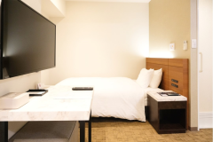 お部屋にテレビや空気清浄機など完備しております♪