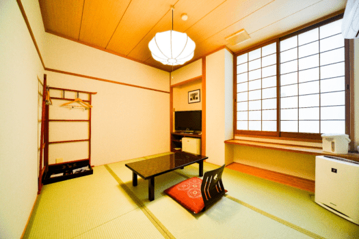 【6畳の和室】バス・トイレ付（6畳）
コンパクトな広さの和室です。
プチ旅行がお好きな方におすすめのお部屋です。