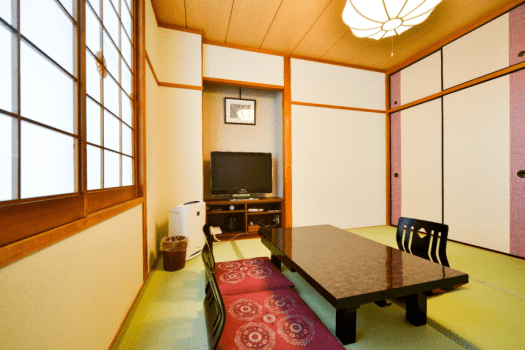 【8畳の和室】バス・トイレ付（8畳）
お子様連れに喜ばれる和室です。
ホテルですが旅館気分でお寛ぎいただけます。