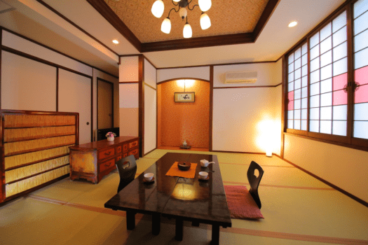 【13.5畳のお部屋】バス・トイレ付（13.5畳）
ご家族やグル—プにおすすめの広々とした和室です。
一緒のお部屋で楽しい旅行をお楽しみください。