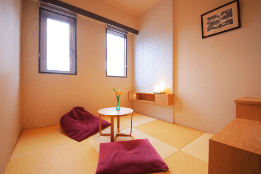 【コンパクト和室】バス・トイレ付（13㎡）
琉球畳を使用したモダンな和室です。
ゆっくり足を伸ばして疲れを癒したい方にオススメのお部屋です。