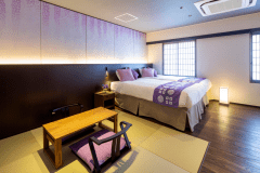 【和洋室コンセプトルーム】トイレ・シャワーブース付（28㎡）
姫路城ゆかりの偉人をイメージした限定2室和デザインのコンセプトルームです。
ベッド2台+お布団×2。客室内シャワーブース完備。
和洋の良さを兼ね備え、どなたにもご利用いただきやすい客室です。