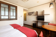 【ツインルーム】バス・トイレ付（21㎡）
限定1室のデザインにこだわった特別なお部屋です。
姫路で過ごす特別な1日に是非ご利用ください。