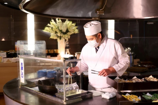 バイキングでは料理人がお好みの天ぷらをその場で揚げます バイキングでは料理人がお好みの天ぷらをその場で揚げます