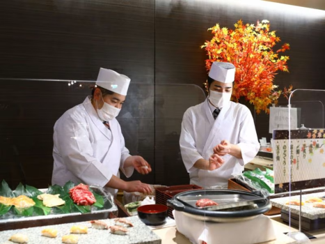 バイキングでは料理人がその場でお寿司を握ります
