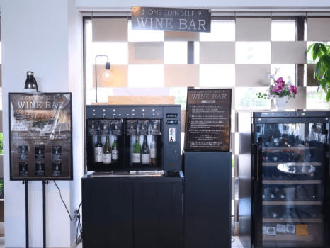 カフェ＆バーヘリオスのワインサーバーで山梨産のワインがお楽しみいただけます。