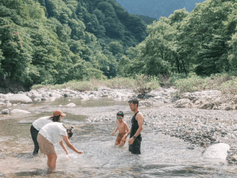 敷地内で楽しむ清流川遊び