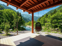 清流と山々の絶景テラス