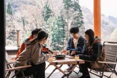 清流を望むテラスで贅沢BBQ