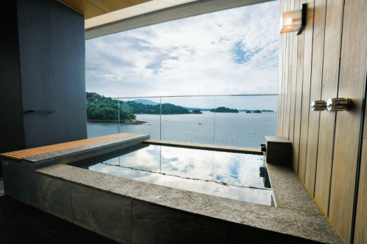 Quad Suite [Indoor bath and outdoor bath in guest room]