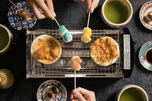 久兵衛人気のおもてなしサービス【焼き団子】＆【焼き煎餅】　焼きあがりを待つ時間も楽しみのひとつ。