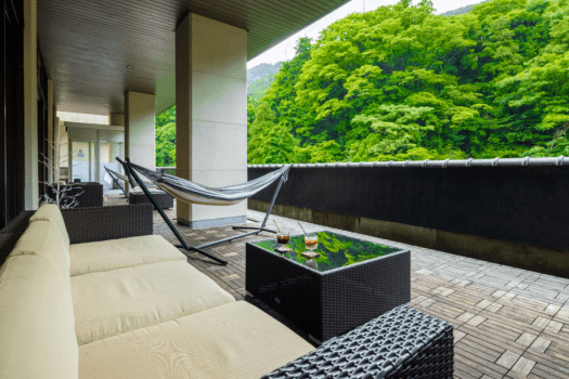 【ウッドテラス＆ハンモック】
渓谷の緑を眺めながらハンモックに揺られる時間もオススメです。