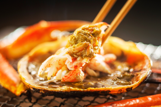獲れたて〈活ズワイ蟹1人1杯〉を贅沢に。「甲羅味噌焼き×新鮮蟹刺し」で楽しむ至福のひととき