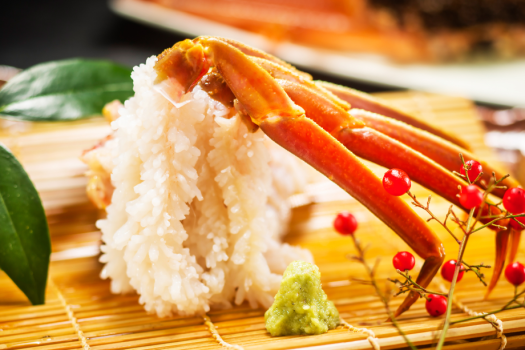 獲れたて〈活ズワイ蟹1人1杯〉を贅沢に。「甲羅味噌焼き×新鮮蟹刺し」で楽しむ至福のひととき
