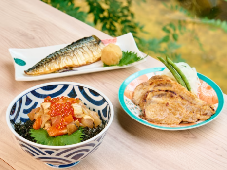 【朝食】メインが選べる和定食
「炭火の香りをまとった、特製生姜焼き」
「じゅわっと香ばしい、炭火焼き鯖」
「海の幸いっぱいの海鮮漬け丼」
お好みの１品をお選び頂き、自分だけの“ごちそう朝食”をお楽しみください。