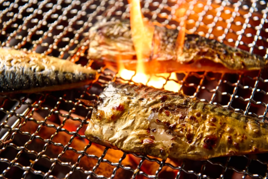 【朝食　選べる一品】「じゅわっと香ばしい、鯖の炭火焼き。」
目の前で焼き上げる、贅沢な一皿。
炭の香りをまとった脂ののった鯖を、熱々のままお召し上がりください。