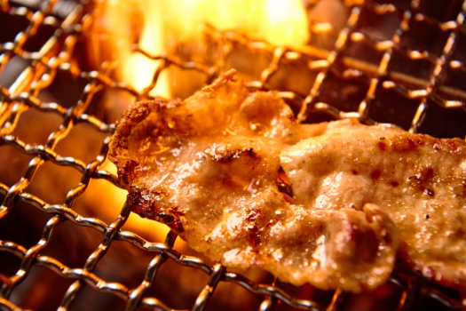 【朝食　選べる一品】「炭火の香りをまとった、特製生姜焼き。」
香ばしく焼き上げた豚肉が、食欲をそそります。
自家製ダレが香る、こだわりの生姜焼きをご堪能ください。