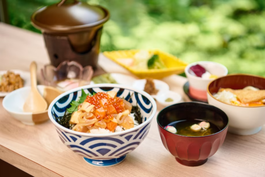 【朝食　選べる一品】
「朝から、海のごちそうを丼いっぱい楽しむ海鮮漬け丼」
　鮮度にこだわった海鮮漬けを贅沢に盛りつけた、選べる和朝食の一品です。