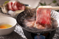 【和牛すき焼き】 割下に溶け出す上品な脂の旨み、とろけるような柔らかさ。頬がほころぶ人気の逸品。