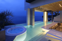 On the WATER（プール＆ジャグジー）