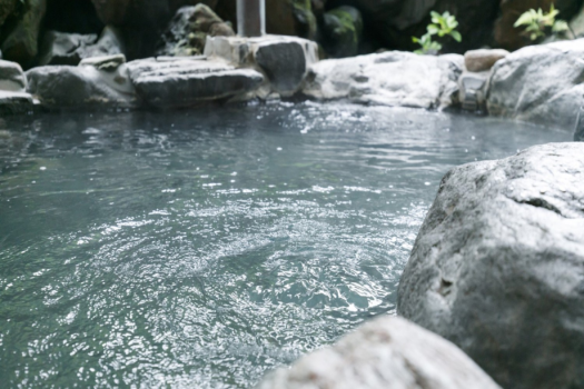 ■自家堀源泉■泉質は、無色透明･純度１００％の芒硝泉■霊峰白山に端を発し、悠久のときを経て滔滔と湧出するお湯は、 天然の有効成分をたっぷりと含みきめ細やかな肌ざわり。