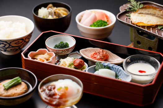 ■朝食■地元色豊富な朝食（イメージ）■朝食は自家製の温泉卵や地元小松産のトマト、ブロッコリーなど地元色豊富なメニューで揃えました。烏賊のお造りや焼きたての温泉カレイの焼物もお楽しみいただけます。