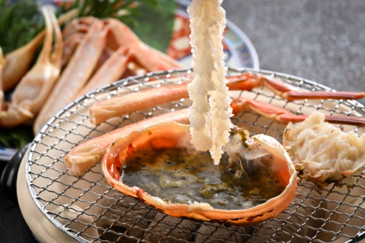 備長炭による遠赤効果で食材の良さを引立たせ、ふっくら香ばしく焼き上げます
コクのある甲羅味噌にぷりっぷりの蟹刺しを一緒に味わうと、また美味しく味わえます。