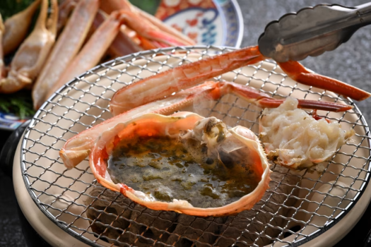 喜びの四品目　火取り　～炭火焼きで活蟹を～
　　備長炭による遠赤効果で食材の良さを引立たせ、ふっくら香ばしく焼き上げます
　　蟹味噌甲羅や足を専任スタッフが目の前で調理し提供させていただきます。