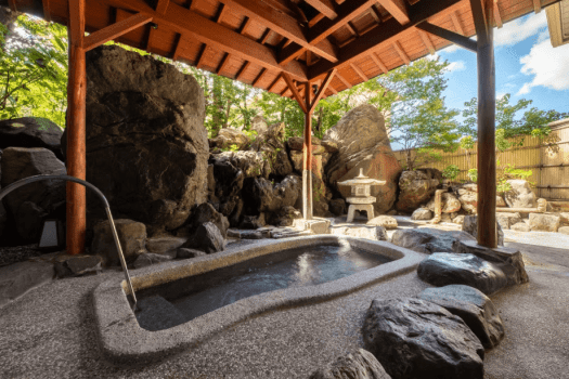 新しく生まれ変わった露天風呂は、自然の岩や木々に囲まれ、四季の風情を感じながら湯浴みを楽しめる癒しの空間です。木の香り漂う屋根の下で、湯のぬくもりに包まれながら、心身ともにリラックス。穏やかな時間が流れます。