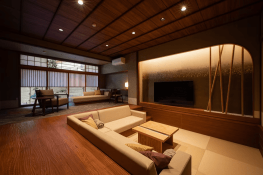 ゆとりある間取りと洗練された和モダン空間が魅力のロイヤルスイート「箱根」。心ほどける贅沢な滞在をお楽しみください。