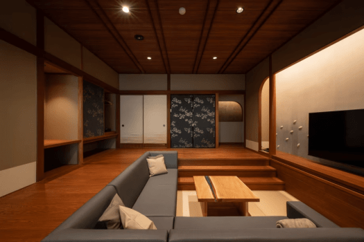 木のぬくもりと和の趣が調和する、ロイヤルスイート「原」。開放感あるリビングで、心ほどける贅沢な時間を。