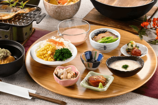 朝からほっと和む、旅館ならではの朝ごはん。焼き魚や小鉢料理を少しずつ味わいながら、穏やかな朝時間をお過ごしください。