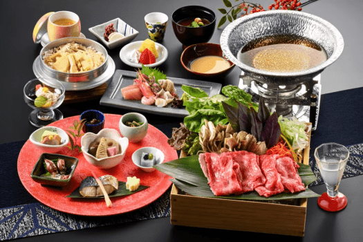 彩り豊かな前菜からメインのお肉料理まで、季節感を大切に仕上げた会席料理。温泉旅の夜を華やかに彩ります。（2026年7月より料理イメージ）
