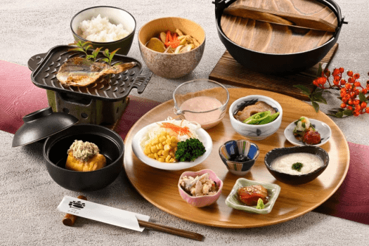 朝からほっと和む、旅館ならではの朝ごはん。焼き魚や小鉢料理を少しずつ味わいながら、穏やかな朝時間をお過ごしください。
