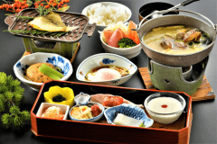 ■朝食■地元色豊富な朝食（イメージ）■朝食は自家製の温泉卵や地元小松産のトマト、ブロッコリーなど地元色豊富なメニューで揃えました。烏賊のお造りや焼きたての温泉カレイの焼物もお楽しみいただけます。