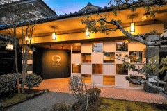 ■正面玄関■夕暮れどき風景～入口の庭園を抜けると玄関～