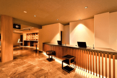 ■フロント■皆様を笑顔でお出迎え！心身ともに安らげる空間をご提供。お帰りの際も、笑顔で皆様をお見送りさせていただきます。