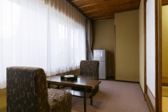 ■客室一例■広縁の応接セットでひと休み■客室内のある応接セットでお寛ぎください